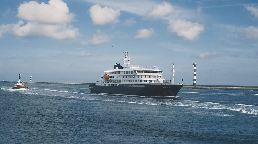 El crucero “Hondius” a su llegada a Róterdam en la mañana de hoy.