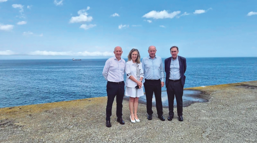 De izquierda a derecha: José Luis Azkue, director de Desarrollo y Administración Industrial del Gobierno Vasco; Izaskun Goñi, presidenta de la Autoridad Portuaria de Pasaia; Ricardo Barkala, presidente de la Autoridad Portuaria de Bilbao; ,Antonio Aiz, director de la Autoridad Portuaria de Bilbao.