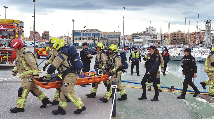 PortCastelló y Club Náutico de Castellón han realizado un simulacro que ha consistido en el incendio de embarcaciones de recreo, rescate de víctimas y posible vertido.