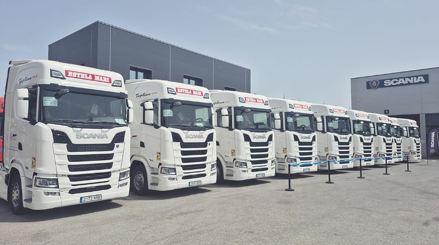 La entrega de las 17 nuevas tractoras se realizó en el concesionario Scania Hispania Delegación Almería Norte.