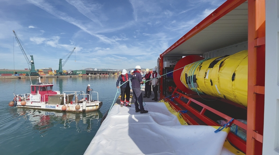 Port de Barcelona ha renovado y ampliado los sistemas destinados a controlar y limpiar vertidos contaminantes en las aguas portuarias.
