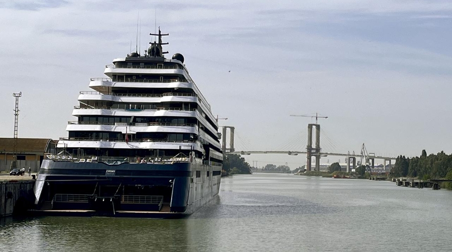 El crucero de lujo “Evrima” realiza su primera escala en el Puerto de Sevilla