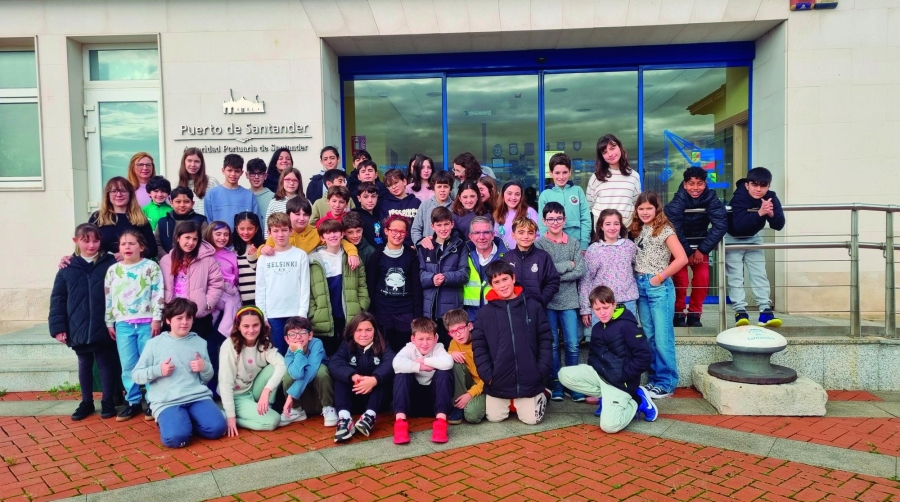 Cincuenta escolares del colegio Menéndez Pelayo han inaugurado el periodo de visitas 2025 del Puerto de Santander.