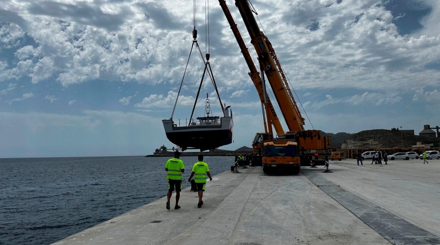 El Puerto de Carboneras acoge la botadura de un novedoso buque para la agricultura