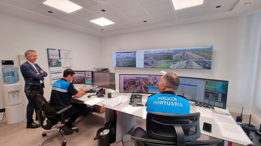 El presidente de la Autoridad Portuaria de Santander, César Díaz, supervisa las nuevas instalaciones del CCS.