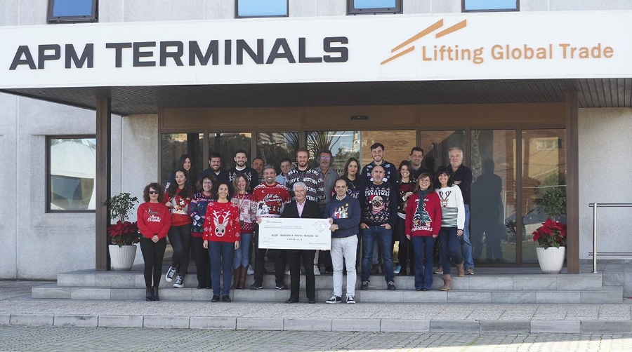 El equipo de APM Terminals Algeciras en la recaudación de un desayuno solidario celebrado en la terminal.