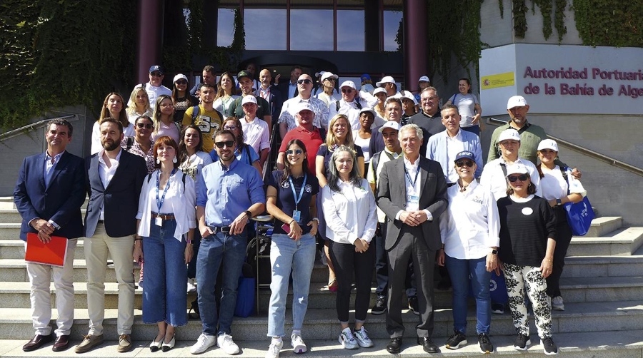 La delegación ha realizado un tour por las instalaciones portuarias.