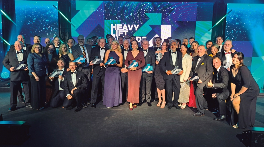 Foto de familia de los premiados en la 8ª edición de los “Heavy Lift Awards”.
