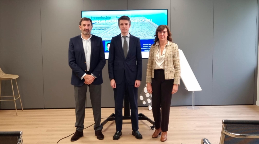 El camión supera al barco en la cuota modal del transporte de vehículos en España