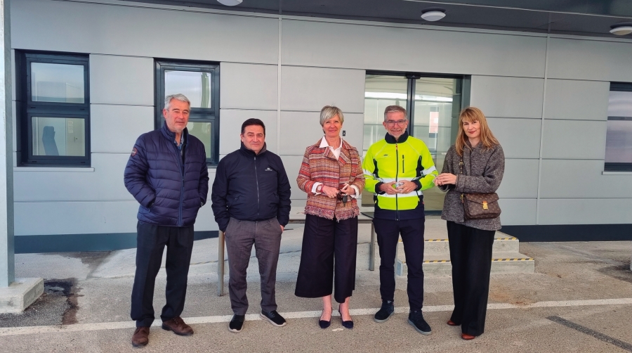 De izquierda a derecha: Alberto Rodríguez, jefe del Área de Explotación de la Autoridad Portuaria de Santander (APS); Santiago Díaz, director de la APS; Carmen Seguí, jefa de la Dependencia Regional de Aduanas e IIEE de la AEAT; Alejandra Ruiz, delegada especial de la Agencia Estatal de Administración Tributaria de Cantabria.