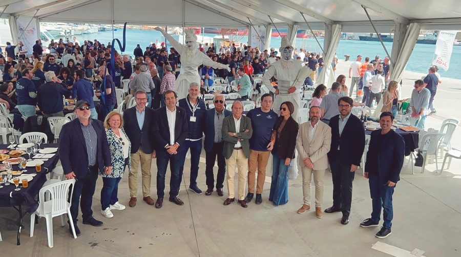 Sergio Carbonell, jefe de Salvamento Marítimo de la Región de Murcia; Ana Correa, presidenta de COEC; Rafael Quesada, presidente de AEVE; Pedro Pablo Martínez, presidente de la Autoridad Portuaria de Cartagena; Francisco Prado, director general de Grupo Diario; Óscar Villar, capitán marítimo de Cartagena; José María Fernández, presidente de ASEAM; José María Gómez, director general de la AP de Cartagena; Gema García; José Verdú, director general de Movilidad y Transportes de la Región de Murcia; Álvaro Valdés, concejal del Área de Empleo, formación y Contratación del Ayuntamiento de Cartagena; Mario Vera, asesor de COEC. Foto J. C. P.