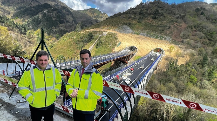 El diputado de Infraestructuras y Desarrollo Territorial de Bizkaia, Imanol Pradales (derecha) y Pedro Rivas, director de Obra de la sociedad foral Interbiak, ayer ante el viaducto doble de Bolintxu.