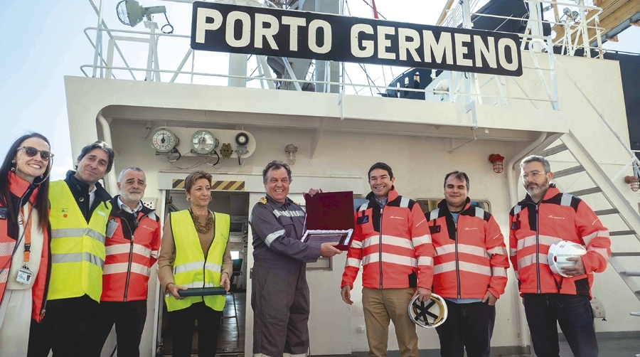 Directivos de APM Terminals, de Hapag-Lloyd y de la Autoridad Portuaria entregan una metopa al capitán del buque.
