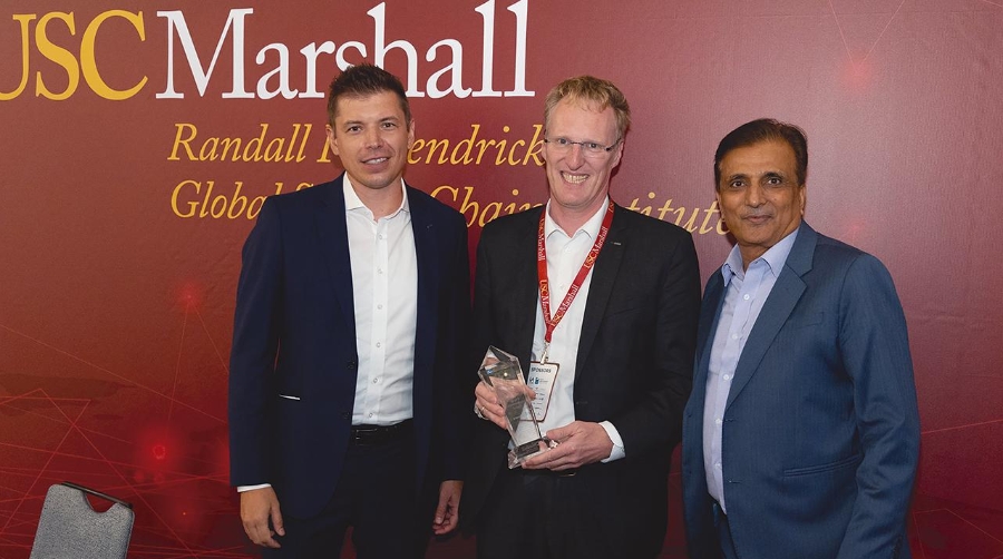 El premio fue recogido por Daniel Egenter, General Manager West Coast Dachser USA, y Andre Kranke, Head of Corporate Research &amp; Development.