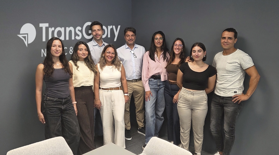 Joan Roig, responsable de la división de negocio aéreo de Transglory, junto a su equipo.