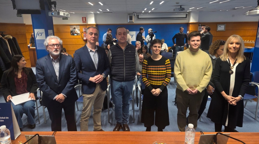 Desde la izquierda: Pedro López, North Spain Coordinator de Synergy); Santiago Gutiérrez, vicepresidente de FER y presidente de ATRADIS; Abel Royo, CEO de Royo Intermodal; Olga Salvador, BCO´S y Reefer Manager del Puerto de Barcelona; Eduard Moyà, Product Manager Container Division del Puerto de Barcelona; Sheila Argaiz, responsable de Internacional de FER.