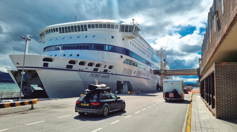 El “Pont Aven”, buque insignia de Brittany Ferries, anuncia con su presencia en Santander el inicio de la temporada de verano.