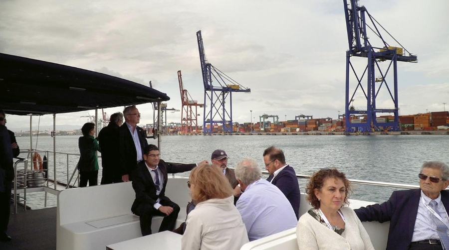 Un momento de la visita de los representantes de las principales bolsas de cereales en Europa al Puerto de Valencia.