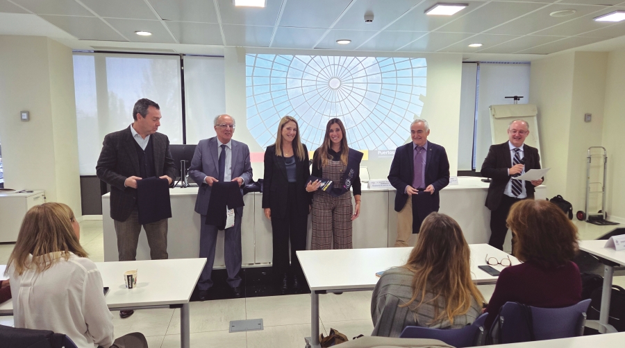 Arriba, entrega de diplomas de la 14º promoción. A la derecha, Gustavo Santana, presidente de OPPE, flanqueado por Fernando González Laxe (Universidad de A Coruña) y Manuel Arcila Garrido (Universidad de Cádiz). Fotos OPPE.