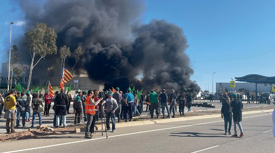 Los agricultores han cortado los accesos al recinto portuario esta mañana.