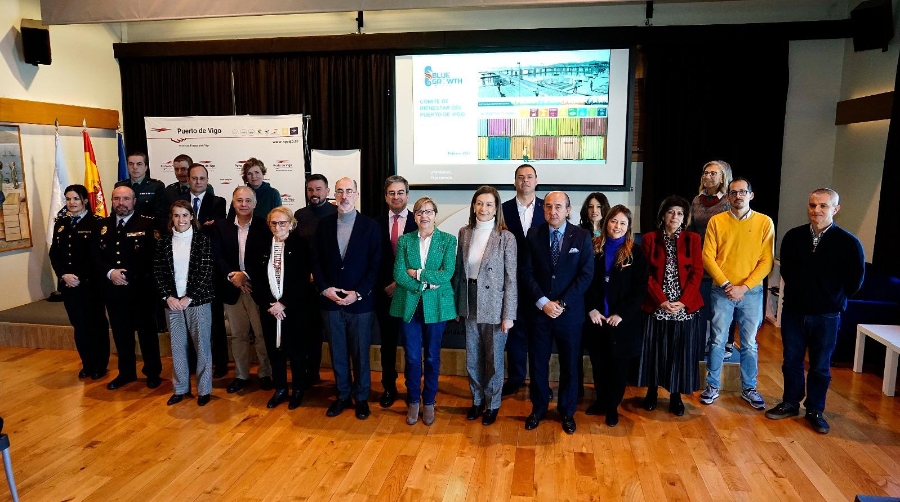 Los representantes de las 18 instituciones que han firmado el reglamento del Comité de Bienestar del Puerto de Vigo.
