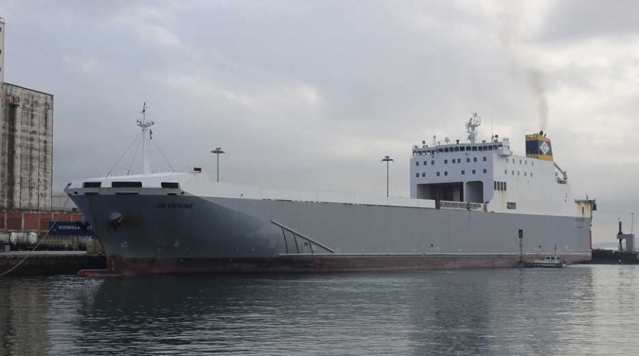 El buque &ldquo;Secerine&rdquo;, atracado ayer en Santander, fue el encargado de inaugurar las mejoras del servicio.