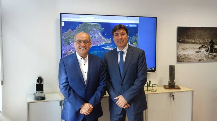 El presidente de la AP de Santander, Jaime Gonz&aacute;lez (derecha) y el del Directorio Autoridad Portuaria Nacional de Per&uacute;, Edgar Pati&ntilde;o.