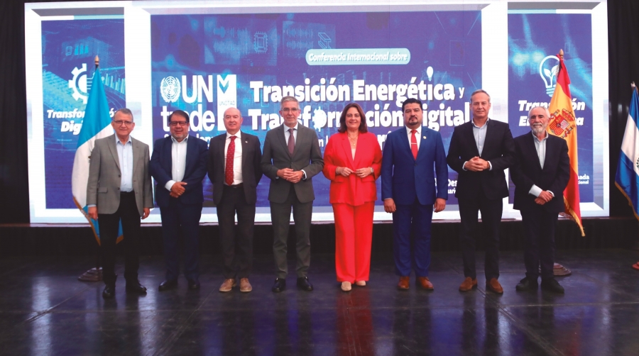 El presidente de la AP de Santander, César Díaz (cuarto por la izquierda), junto a otros representantes de puertos españoles y Leonel Molina, director general de la Autoridad Designada del Sistema Portuario de Guatemala (sexto por la izquierda).