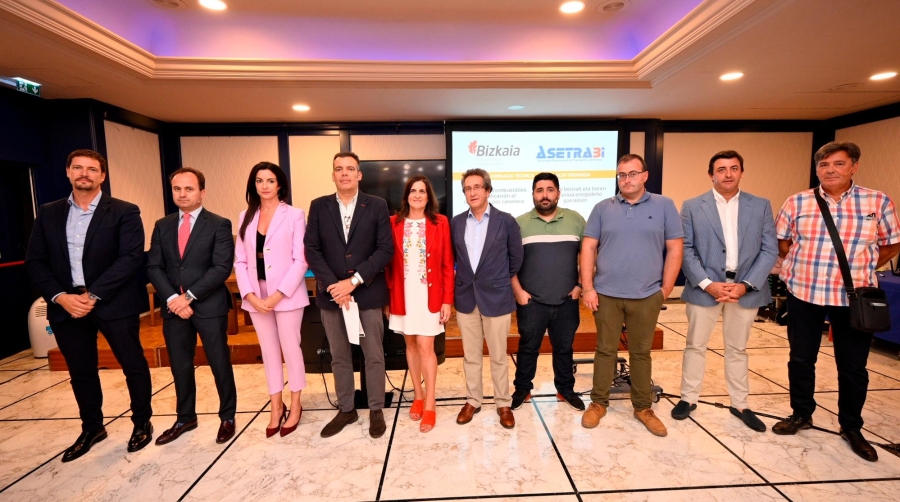 Desde la izquierda: Roberto San Felipe (Scania), Jaime Baquedano (MAN), Carmen Soto (Volvo), Dulsé Díaz (CETM), Sonia García (ASETRABI), José Mª Quijano (CETM), Alex Crespo (Aukera Logística), Jon Andoni Aldekoa (Robledam), Arturo Fuica (T. Chus) y Roberto Bueno (Robertrans).