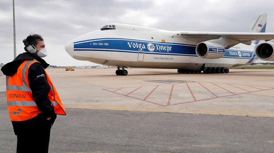 El cuarto avi&oacute;n con material sanitario para la Comunitat Valenciana llega al aeropuerto de Manises