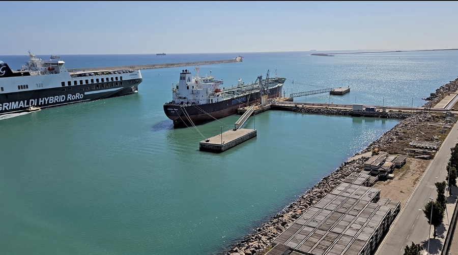 Escenario de ‘passing ship’ en el atraque 34B próximo a la bocana (Puerto de Barcelona).