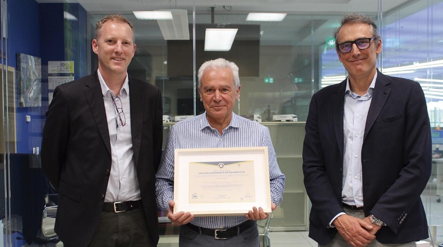 Alexandre Hennion, director comercial de Michelin para España y Portugal; José EstebanConesa, presidente de Grupo Primafrio y Jorge Prego director de ventas, soluciones y servicios a flotas en Michelin Iberia.