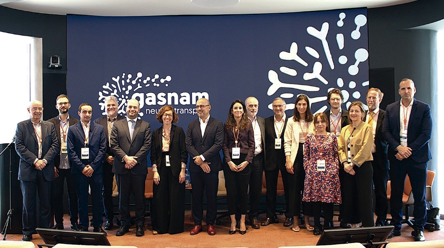 De izquierda a derecha: Luis Gomes (Gasnam-Neutral Transport), Juan José García (Grupo Ruiz), Bernardo Boal (Dourogas), Jesús Puelles (Wärtsilä), Jean Barroca (secretario de Estado de Energía de la República de Portugal), Silvia Sanjoaquín (Gasnam-Neutral Transport), João Diogo Marques da Silva (coCEO de Galp), Eugenia Sillero (Gasnam-Neutral Transport), Claudio Rodríguez (Enagás), Luis Castro (Galp), Andrea Míguez (Reganosa), Carmen Rey (Naturgy), Ignasi Torrent (Moeve), Paula Díaz-Caneja (Alimerka), Pablo García (Baleària) y Buenaventura Gómez (ID Energy).