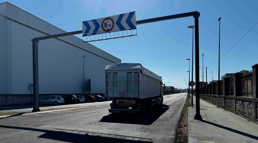 Se pavimentará el vial de uso público que discurre paralelo al puerto, desde el acceso de San Diego hasta la dársena de Oza.