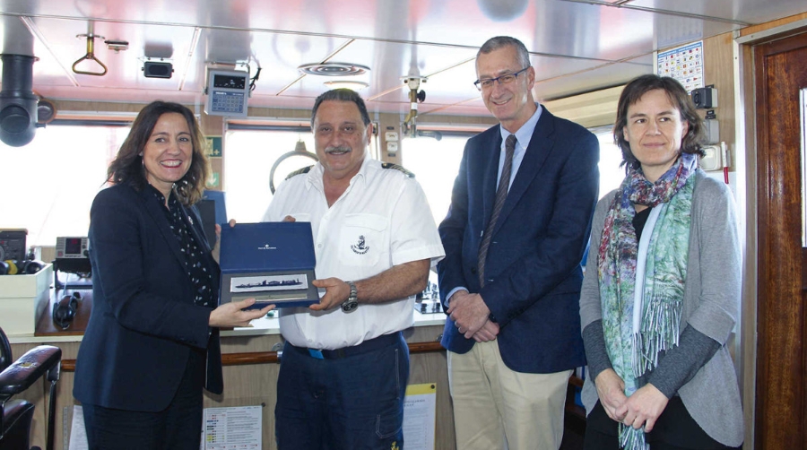 El Puerto de Barcelona reconoce la labor del &ldquo;Punta Mayor&rdquo; con una metopa