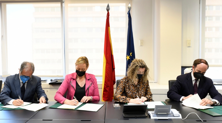 Desde la izquierda: Juan Fern&aacute;ndez, presidente de Rail&amp;Truck Strait Union; Marta Gast&oacute;n, presidenta de APL; Mar&iacute;a Luisa Dom&iacute;nguez, presidenta de Adif, y Gerardo Landaluce, presidente de la APBA. Foto Adif.