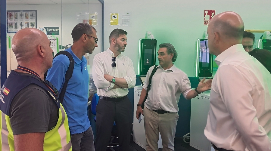 El director del puerto de Alicante, Luis Fernando Sánchez Villena, ha visitado las instalaciones.