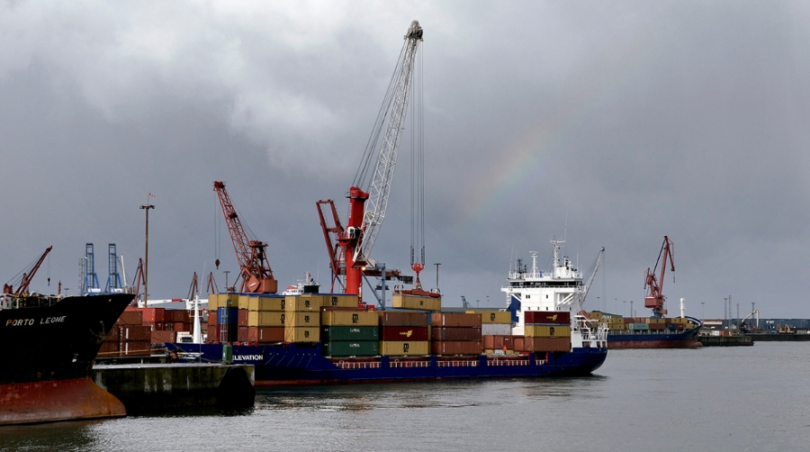 Empresas y sindicatos buscan una salida al conflicto de la estiba en el Puerto de Bilbao