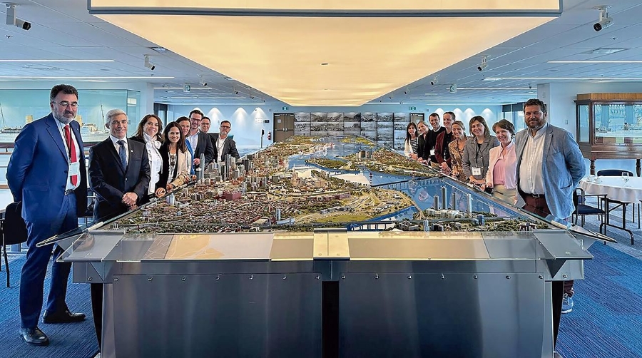 La delegación catalana junto a una maqueta del Puerto de Montreal