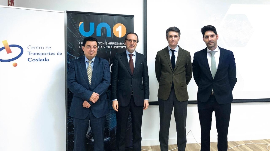 El director general de Grupo Aspasia, Ángel Gallego, junto al presidente de UNO, Francisco Aranda; el director general de Transporte Terrestre del Mitma, Jaime Moreno; y Rafael Aguilera, director general de UNO.