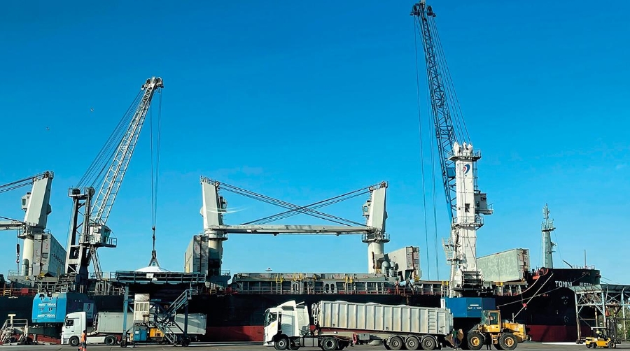 El buque arribó a Sevilla, procedente del puerto de Damietta (Egipto), para descargar un total de 9.500 toneladas de fertilizantes.