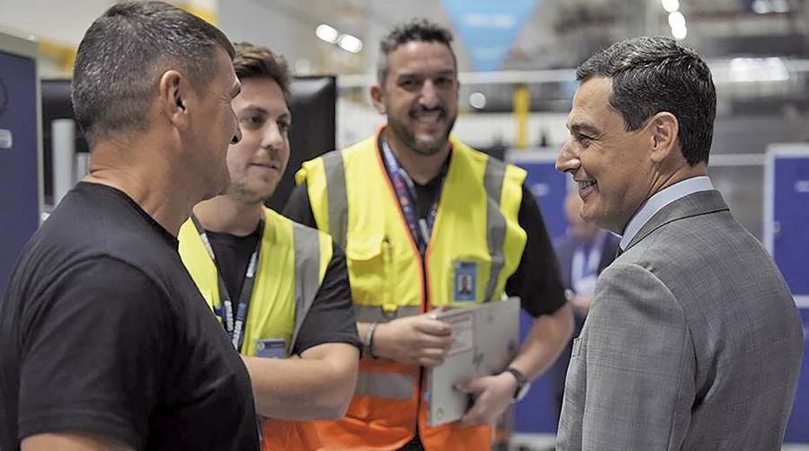Un momento de la visita de Juanma Moreno al centro logístico de Amazon en Dos Hermanas (Sevilla).