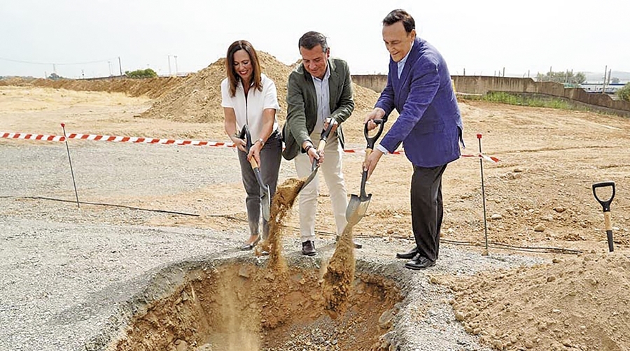 La consejera de Fomento, Rocío Díaz; el consejero de Universidad, José Carlos Gómez Villamandos, y el alcalde de Córdoba, José María Bellido, durante el acto de colocación de la primera piedra de las obras de urbanización de la tercera fase del área logística de Córdoba.