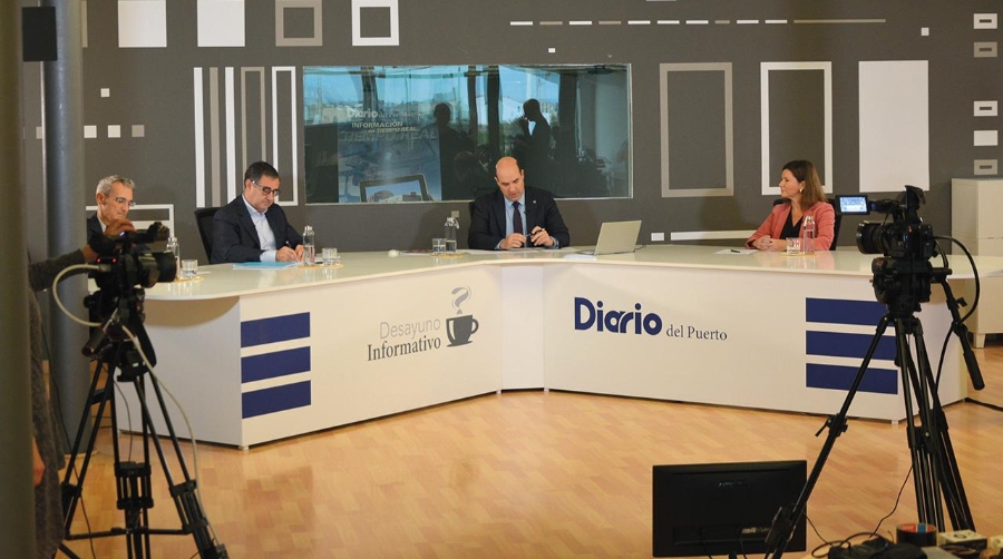 Grupo Diario-Diario del Puerto ha organizado una nueva edición de sus Desayunos Informativos en formato televisión, esta vez con el nuevo paradigma del transporte de mercancías por carretera como tema de debate. En la imagen, un momento del programa. De izquierda a derecha: Jordi Espín, secretario general de Transprime Spanish Shippers’ Council; Carmelo González, presidente del CNTC; Miguel Jiménez, director de Diario del Puerto; y María José Ralló, secretaria general de Transportes del MITMA. Foto: Raúl Molina.