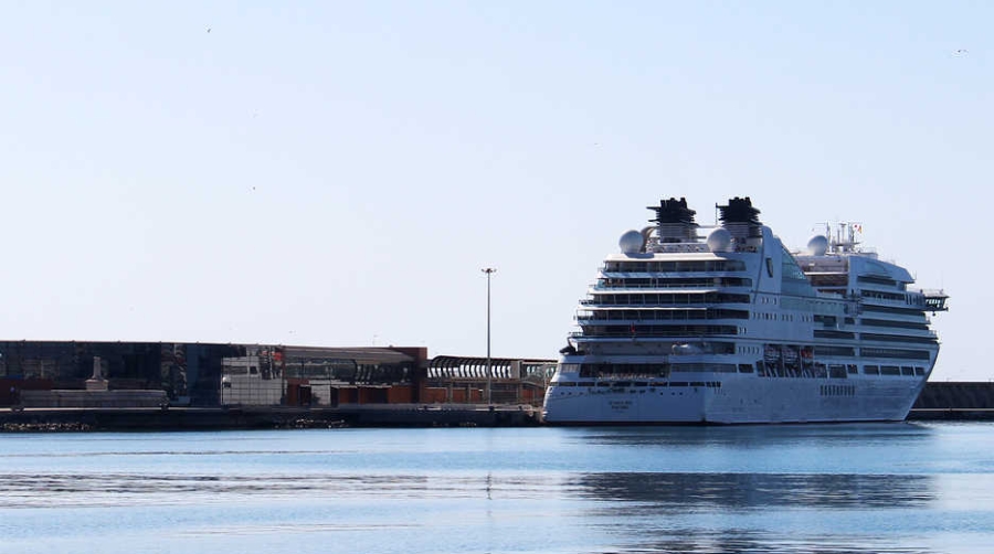 El crucero &quot;Seabourn Encore&quot; se estrena en el puerto de M&aacute;laga