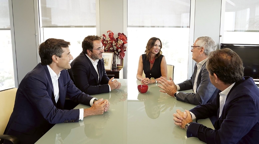 Rocío Díaz y Emilio Cruz han estado en la reunión acompañados por el viceconsejero de Fomento, Mario Muñoz-Atanet; el director general de APPA, Ignacio Álvarez-Ossorio, y el director gerente de la Red Logística de Andalucía, Onofre Sánchez, entre otros.