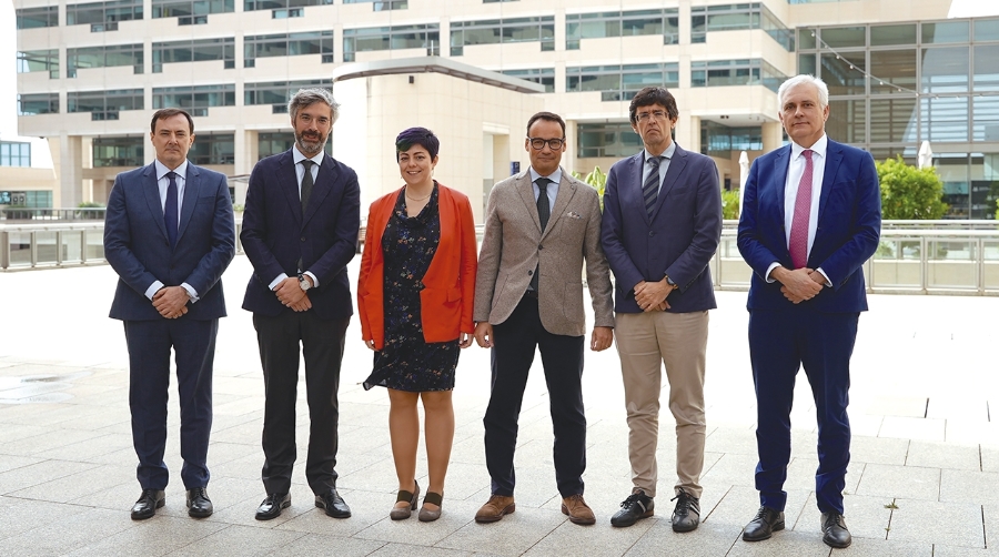 Luis Llamas, director general de Planificación, Proyectos y Construcción de Adif; Juan Pedro Fernández, director general de Carreteras del Ministerio de Transportes y Movilidad Sostenible; Marta Serrano, secretaria general de Transporte Terrestre del Ministerio de Transportes y Movilidad Sostenible; Àlex Garcia; director general del Port de Barcelona; Manuel Arana, director de Planificación y Desarrollo de Puertos del Estado; y Juan Carlos Monge, director de Coordinación de Construcción de Puertos del Estado.