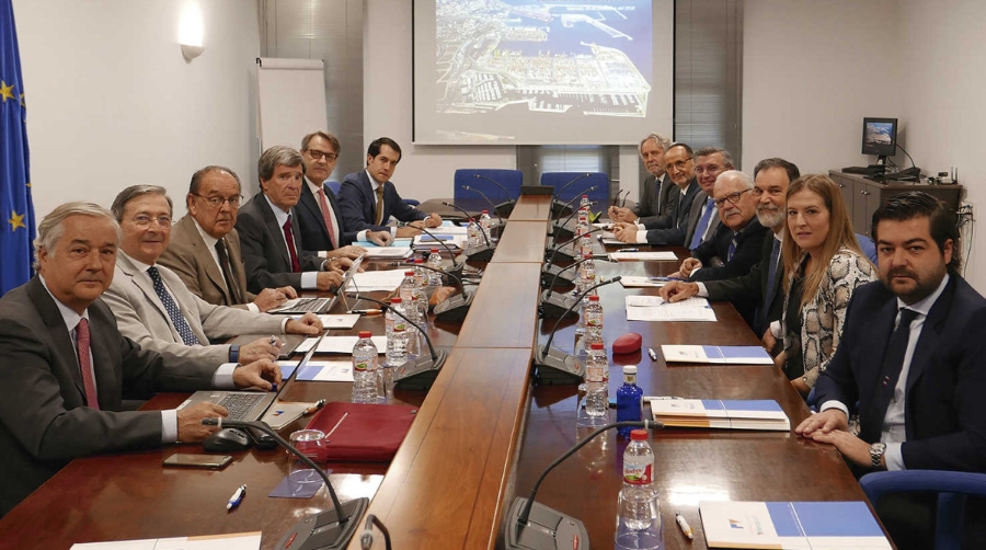 Los miembros del patronato de la Fundaci&oacute;n Valenciaport durante su reuni&oacute;n de ayer.