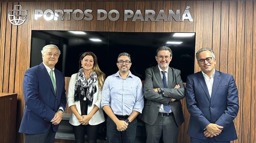 De izquierda a derecha: Federico Torres, director del área de transición ecológica de la Autoridad Portuaria de Valencia; Ana Rumbeu, directora de Formación de la Fundación Valenciaport; Luiz Fernando García da Silva, CEO Portos do Paraná; Miguel Garín, director de Desarrollo Internacional de la Fundación Valenciaport; y Jonas Mendes, consultor senior en Innovación y Estrategia Portuaria de la Fundación Valenciaport.