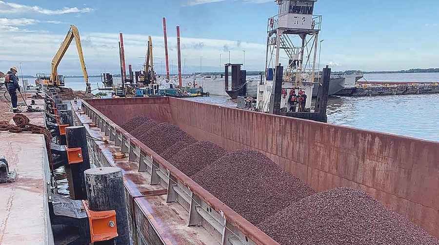 Defensas de ShibataFenderTeam en el muelle fluvial.